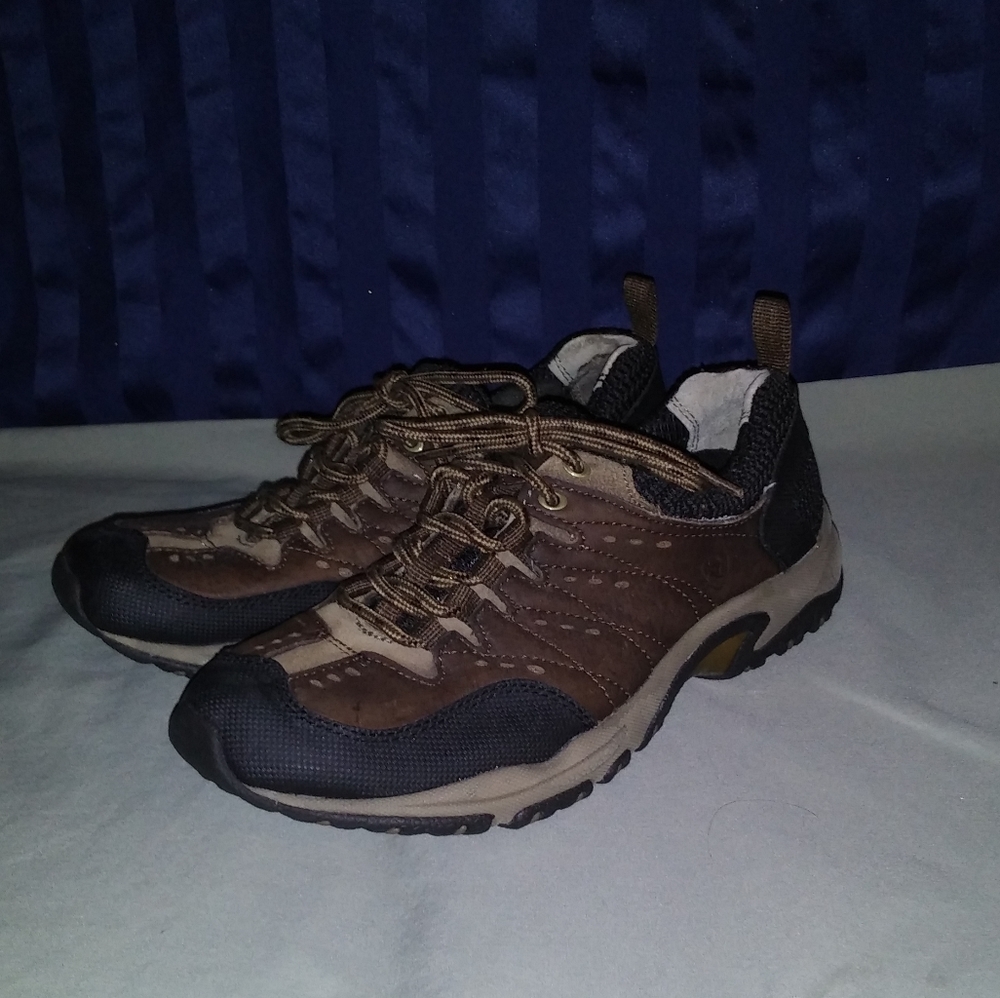 Brown Ariat Endurance Tie Sneakers. 7.5B.